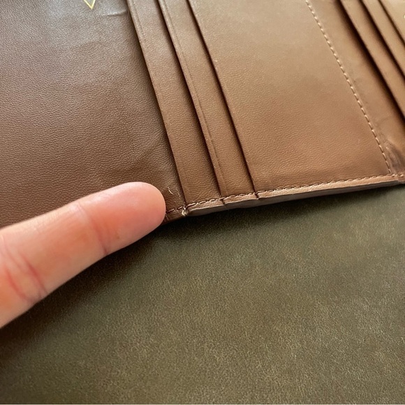 Fossil Brown Leather Folding Wallet - Picture 10 of 10
